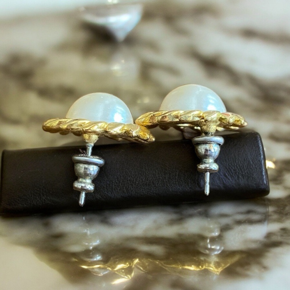 Pair of Vintage gold tone and faux pearl sunburst earrings. - Picture 3 of 4